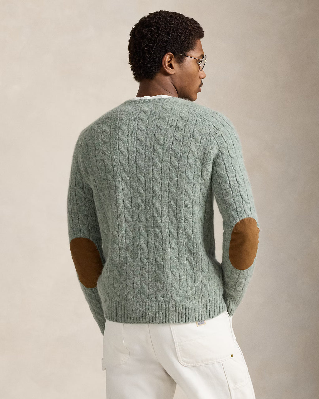 Pull torsadé à renforts en daim