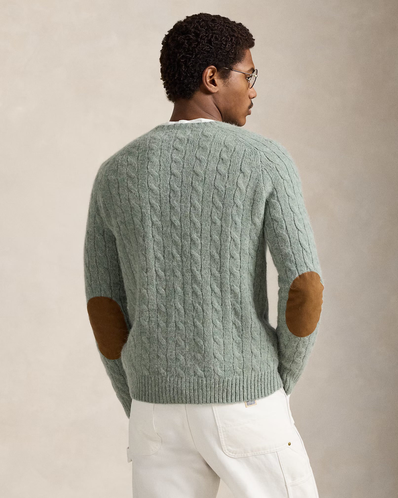Pull torsadé à renforts en daim